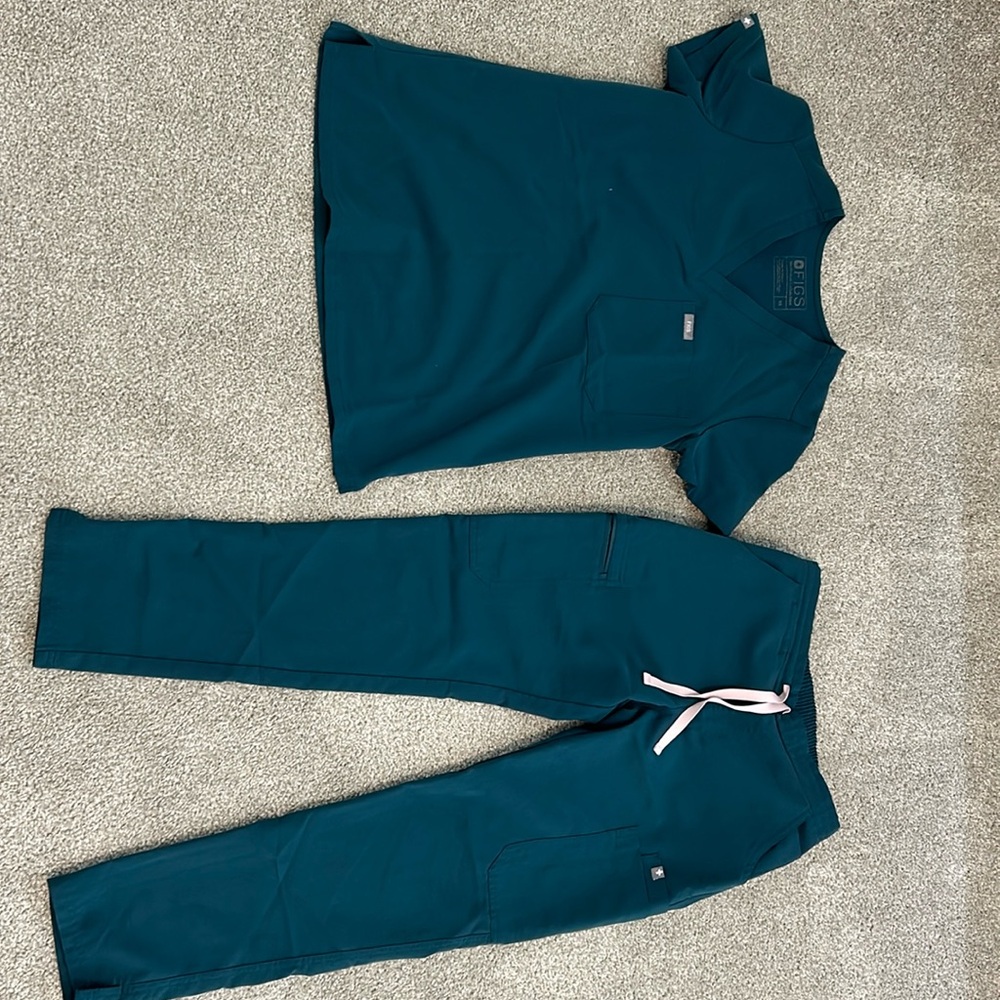 Figs  XS shirt XS petite pant